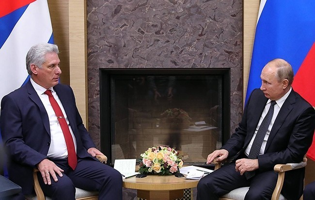 El presidente de Cuba, Miguel Díaz Canel, se reunión con su homólogo ruso Vladimir Putin en octubre de 2019. (Fotografía: TASS)