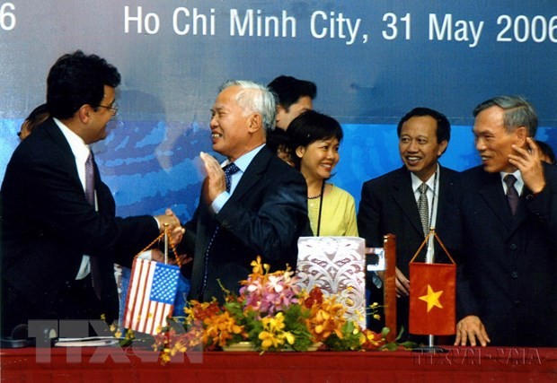 El exviceprimer ministro vietnamita Vu Khoan en una ceremonia de firma del acuerdo para concluir las negociaciones bilaterales con EE. UU. sobre la adhesión de Vietnam a la Organización Mundial de Comercio. (Fotografía: VNA)