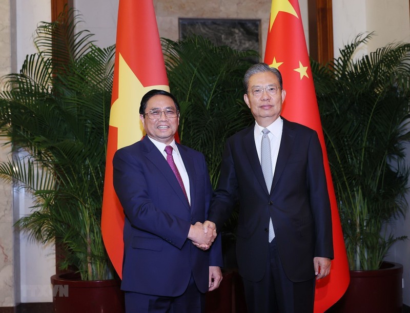 El primer ministro vietnamita, Pham Minh Chinh, y el miembro permanente del Buró Político del Comité Central del Partido Comunista de China y presidente del Comité permanente de la Asamblea Popular Nacional del país vecino, Zhao Leji. (Fotografía: VNA)