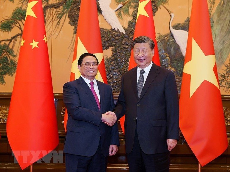 El primer ministro de Vietnam, Pham Minh Chinh, con el secretario general del Partido Comunista y presidente de China, Xi Jinping. (Fotografía: VNA)