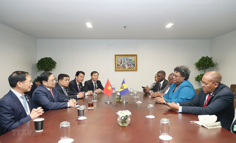 El panorama de la reunión entre el primer ministro vietnamita, Pham Minh Chinh, y su homóloga de Barbados, Mia Mottley. (Fotografía: VNA)