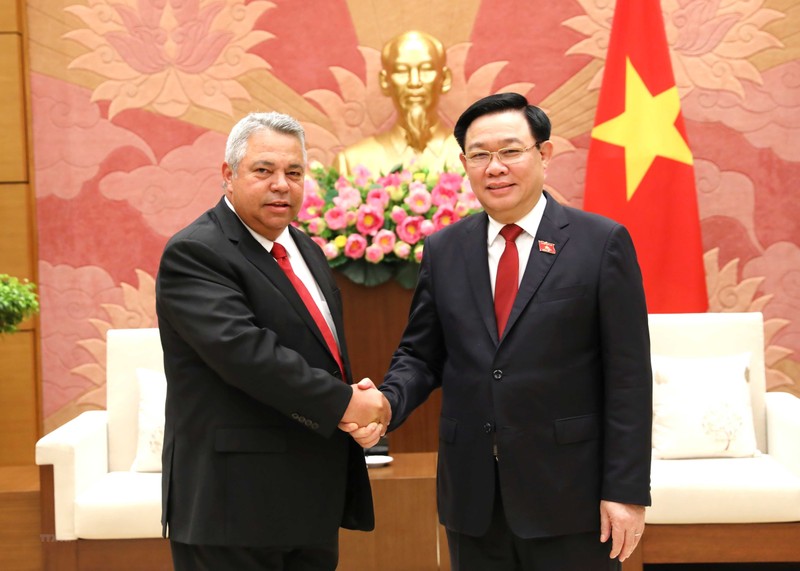 El presidente de la Asamblea Nacional (Parlamento) de Vietnam, Vuong Dinh Hue, y el secretario general de la Central de Trabajadores de Cuba (CTC), miembro del Buró Político y vicepresidente de la Federación Sindical Mundial (FSM). (Fotografía: VNA)