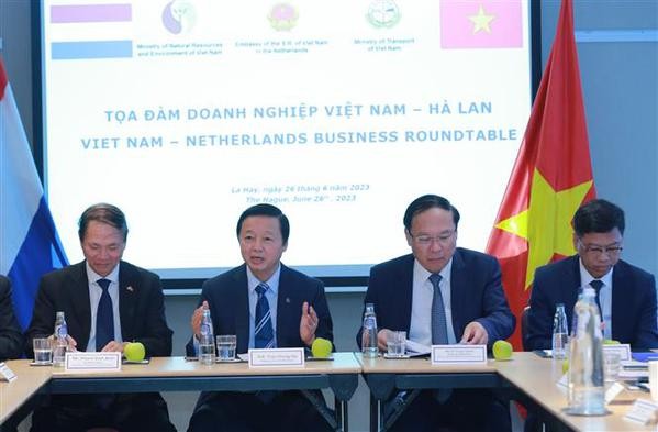El viceprimer ministro Tran Hong Ha en las conversaciones con empresarios holandeses.(Fotografía: VNA)