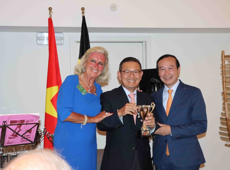 El embajador Nguyen Van Thao y Chris Geykens entregan trofeo de recuerdo al golfista aficionado. (Fotografía: VNA)