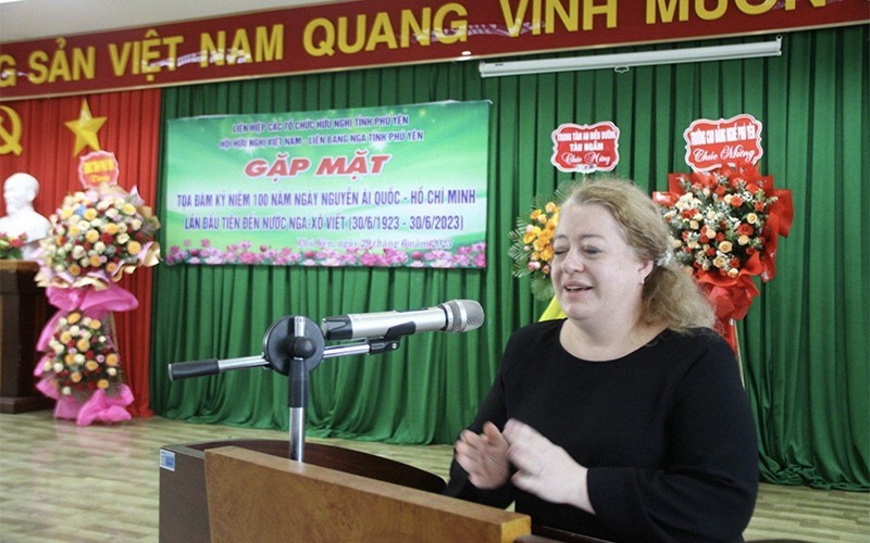La cónsul de Rusia en la ciudad de Da Nang, Maria Mizonova, habla en el evento.