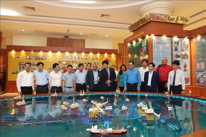 Una delegación de la Central de Trabajadores de Cuba realizó una visita en la empresa mixta de petróleo y gas ruso-vietnamita Vietsovpetro. (Fotografía: VNA)