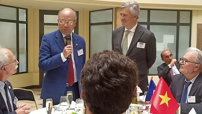 El embajador vietnamita en Francia, Dinh Toan Thang, en el coloquio. (Fotografía: VNA)