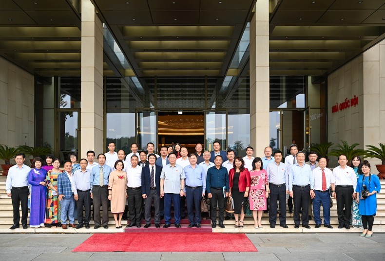 El presidente de la Asamblea Nacional de Vietnam, Vuong Dinh Hue, y representantes de la VUPDA. (Fotografía: Nhan Dan)