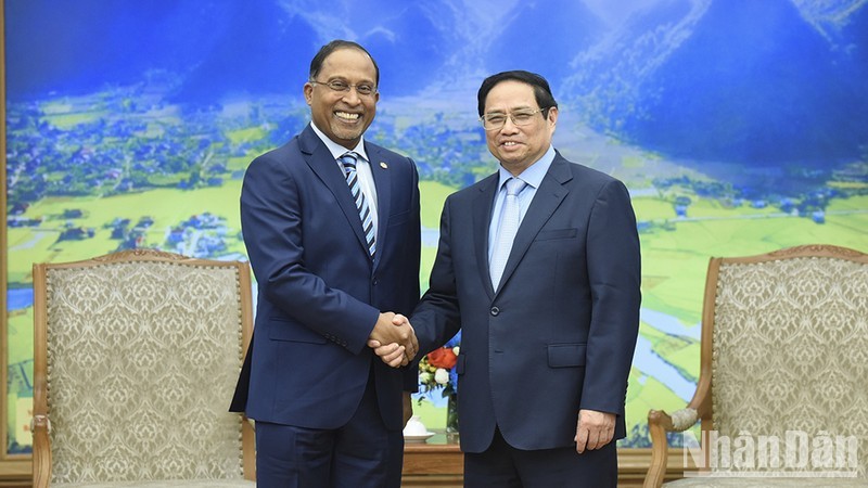 El primer ministro de Vietnam, Pham Minh Chinh (derecha), recibe al ministro de Relaciones Exteriores de Malasia, Zambry Abdul Kadir. (Fotografía: VNA)