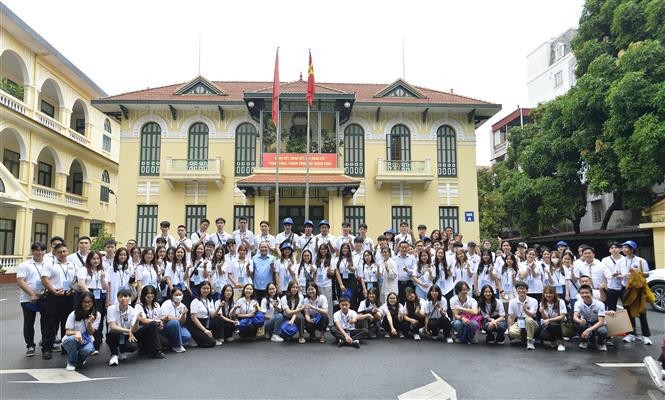 Los jóvenes vietnamitas residentes en el extranjero participantes del programa “Campamento veraniego de Vietnam 2023”. (Fotografía: VNA) 
