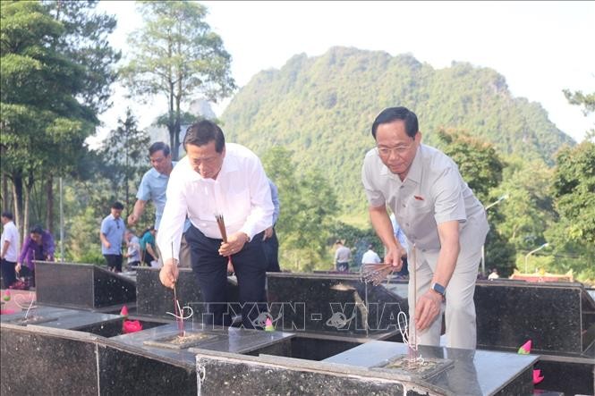 Tran Quang Phuong, vicepresidente de la Asamblea Nacional de Vietnam, coloca incienso en el cementerio de mártires en Cao Bang. (Fotografía: VNA) 