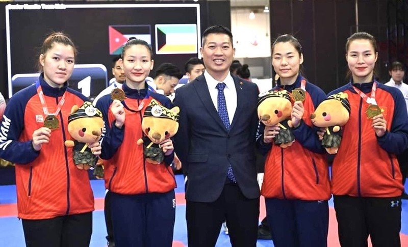 Las atletas vietnamitas ganadoras de la medalla de oro de la modalidad de kumite por equipo de mujeres en el Campeonato. (Fotografía: VNA)
