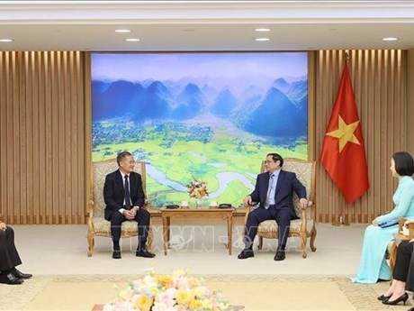 El primer ministro de Vietnam, Pham Minh Chinh, y Khampheuy Philapha, director general de la KPL. (Fotografía: VNA)