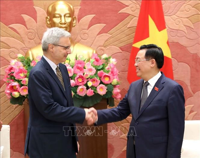 El presidente de la Asamblea Nacional de Vietnam, Vuong Dinh Hue (derecha), recibe al embajador de Francia en Hanói, Nicolas Warnery. (Fotografía: VNA)