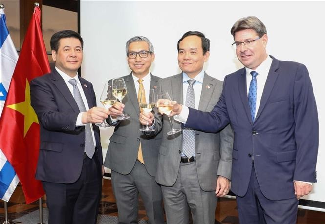 El vicepremier Tran Luu Quang y los delegados felicitan por el 78º Día Nacional de Vietnam y los 30 años de establecimiento de relaciones diplomáticas entre Vietnam e Israel. (Fotografía: VNA)