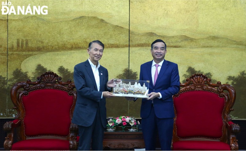 El presidente del Comité Popular de la central ciudad vietnamita de Da Nang, Le Trung Chinh, y gobernador de la prefectura japonesa de Wakayama, Shuhei Kishimoto. (Fotografía: baodanang.vn)