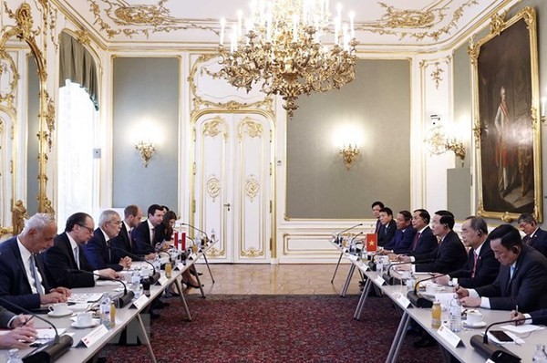 El presidente Vo Van Thuong mantiene conversaciones con el presidente austriaco Alexander Van der Bellen. (Fotografía: VNA)