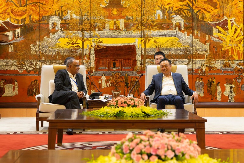 El vicesecretario del Comité del Partido y presidente del Comité Popular de Hanói, Tran Sy Thanh, y el director nacional del Banco Asiático de Desarrollo (BAD), Shantanu Chakraborty.