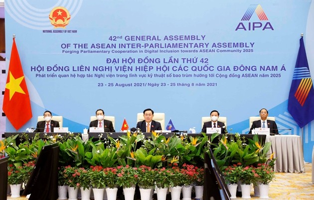 El presidente de la Asamblea Nacional de Vietnam, Vuong Dinh Hue, al frente de la delegación de alto rango, asistió a la sesión inaugural de AIPA-42. (Fotografía: VNA)