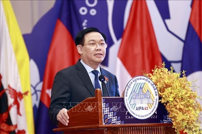 El presidente de la Asamblea Nacional, Vuong Dinh Hue, habla en la primera sesión plenaria de AIPA-43. (Fotografía: VNA)