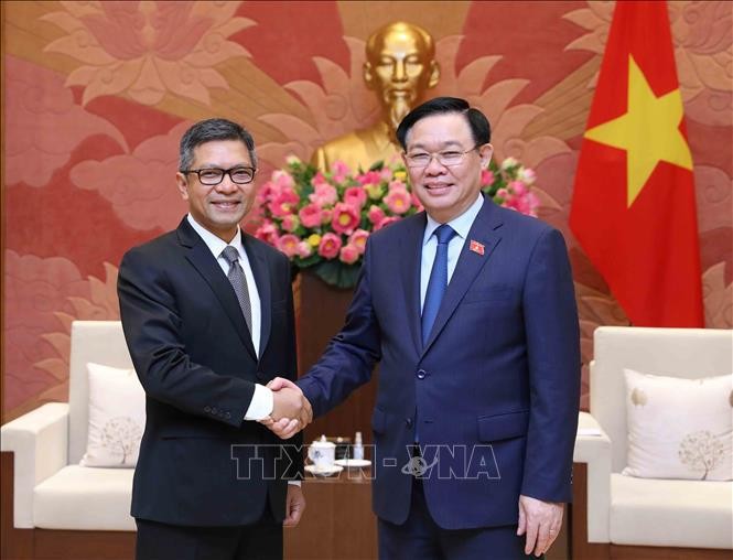 El presidente de la Asamblea Nacional de Vietnam, Vuong Dinh Hue (en la derecha), y el embajador de Indonesia en Vietnam, Denny Abdi (en la izquierda), el 25 de julio de 2023. (Fotografía: VNA)