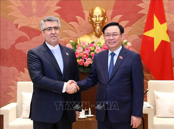 El presidente de la Asamblea Nacional, Vuong Dinh Hue (derecha), y el embajador iraní en Vietnam, Ali Akbar Nazari, el 25 de julio de 2023. (Fotografía: VNA)