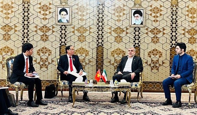 El vicepresidente de la Asamblea Nacional, Tran Quang Phuong, y el primer vicepresidente de la Asamblea Nacional iraní, Ali Nikzad, durante su visita a Irán (diciembre de 2022). (Fotografía: VNA)