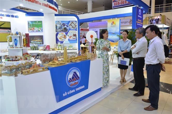 El área de exposición sobre el potencial de la industria, el comercio, la inversión y el turismo de la ciudad de Da Nang. (Fotografía: VNA)