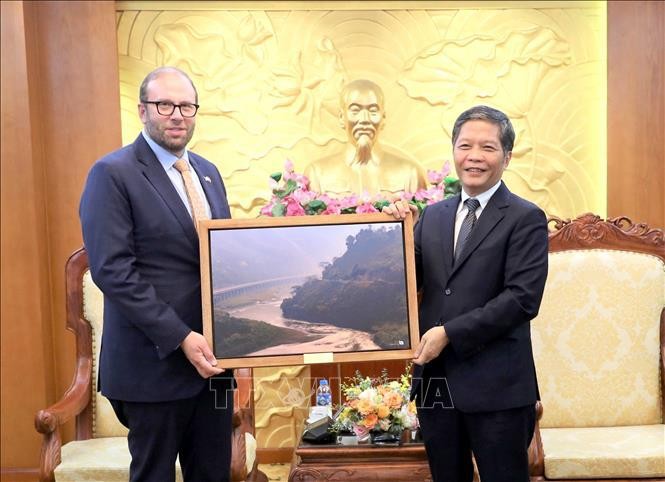 El jefe de la Comisión de Economía del PCV, Tran Tuan Anh (derecha), regala un obsequio a Jason Smith, presidente del Comité de Medios y Arbitrios de la Cámara de Representantes de Estados Unidos. (Fotografía: VNA)