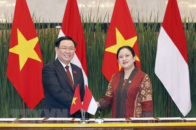 El presidente de la Asamblea Nacional de Vietnam, Vuong Dinh Hue, y la titular del Consejo de Representantes del Pueblo Indonesio, Puan Maharani, firman un memorando de entendimiento para la cooperación entre los dos órganos legislativos.(Fotografía: VNA)
