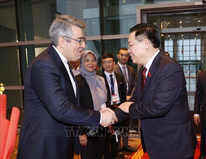 Los delegados despiden al presidente de la Asamblea Nacional, Vuong Dinh Hue, en el Aeropuerto Internacional de Noi Bai. (Fotografía: VNA)