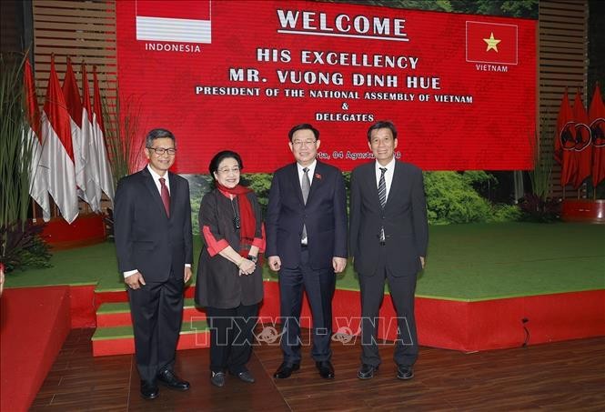 El presidente de la Asamblea Nacional de Vietnam, Vuong Dinh Hue (segundo, desde la derecha), y la líder del Partido Democrático de Indonesia para la Lucha, Megawati Sukarnoputri, junto con otros delegados. (Fotografía: VNA)