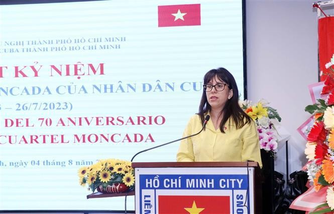 Ariadne Feo Labrada, cónsul general de Cuba en Ciudad Ho Chi Minh, habla en el evento. (Fotografía: VNA)