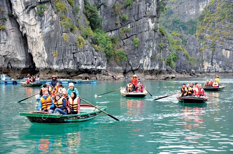 Turistas extranjeros visitan la Bahía de Ha Long. (Fotografía: congthuong.vn)
