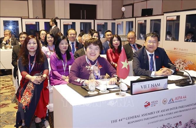 La delegación de la Asamblea Nacional de Vietnam asiste a la primera sesión plenaria de la 44ª Asamblea General de la Asamblea Interparlamentaria de la Asean (AIPA-44). (Fotografía: VNA)