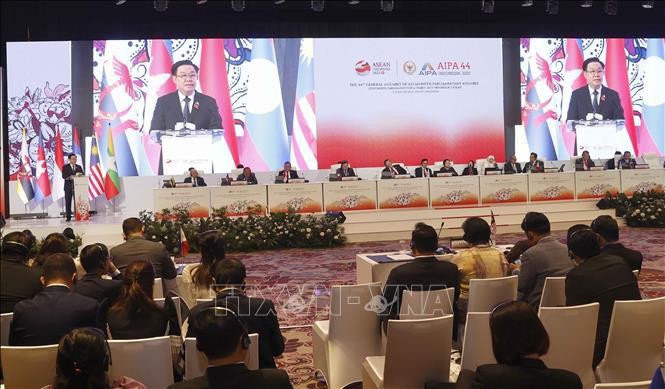 El presidente de la Asamblea Nacional de Vietnam, Vuong Dinh Hue, habla en la primera sesión plenaria de la 44ª Asamblea General de la Asamblea Interparlamentaria de la Asean (AIPA-44). (Fotografía: VNA)