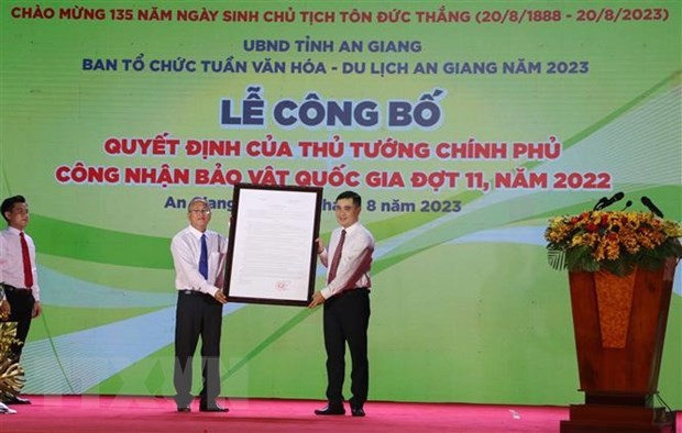 Acto de entrega de la decisión del Primer Ministro de Vietnam de reconocer a Mukhalinga Ba The como tesoro nacional. (Fotografía: VNA)