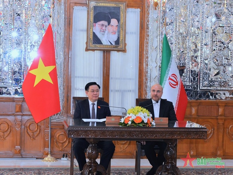 El presidente de la Asamblea Nacional de Vietnam, Vuong Dinh Hue, y el titular de la Asamblea Consultiva Islámica de Irán, Mohammad Bagher Ghalibaf, en la conferencia de prensa. (Fotografía: qdnd.vn)