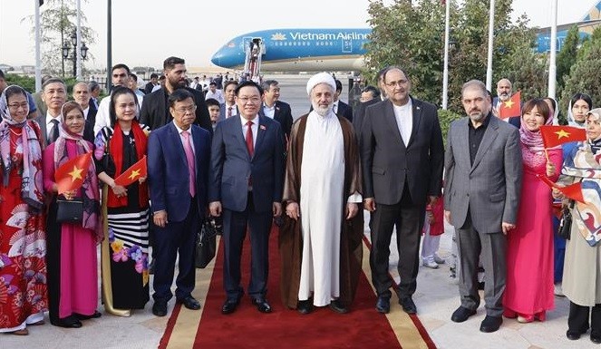 La ceremonia de bienvenida al presidente de la Asamblea Nacional de Vietnam, Vuong Dinh Hue, en el aeropuerto de Mehrabad, capital de Teherán. (Fotografía: VNA)