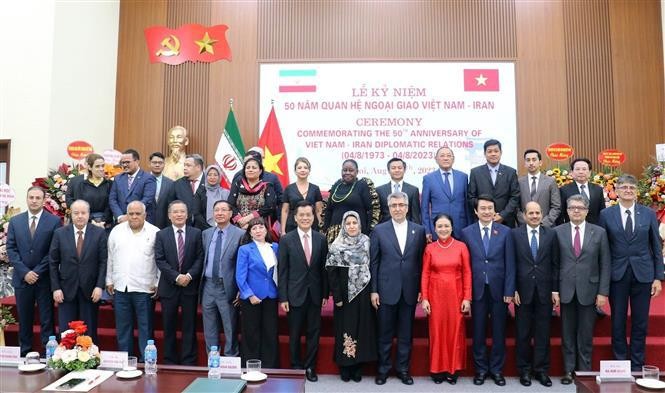 Delegados en la ceremonia del 50 aniversario de relaciones diplomáticas Vietnam-Irán. (Fotografía:VNA)