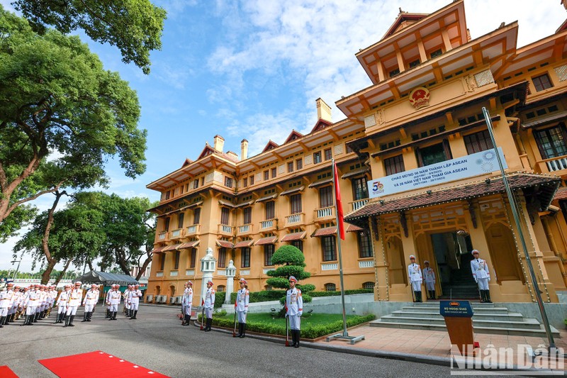 Ceremonia de izamiento de la bandera de la Asean. (Fotografía: Nhan Dan)