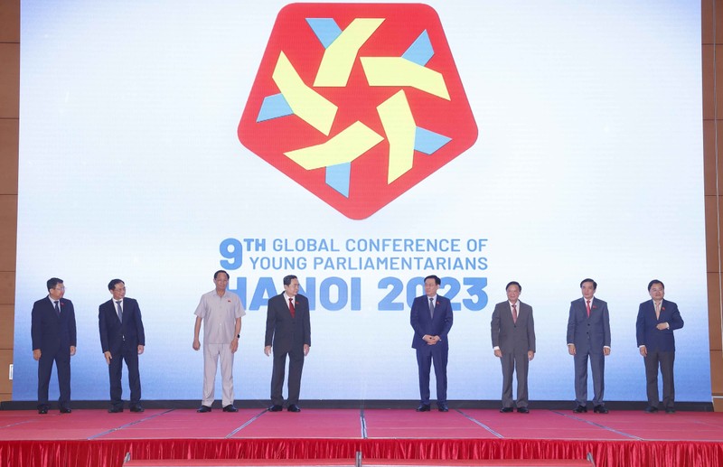 El presidente de la Asamblea Nacional de Vietnam, Vuong Dinh Hue, y delegados en la ceremonia para anunciar el logotipo, la identidad visual, el sitio web y el tráiler oficial de la novena Conferencia Mundial de Jóvenes Parlamentarios. (Fotografía: VNA)