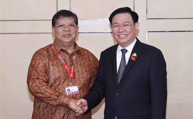 El presidente de la Asamblea Nacional de Vietnam, Vuong Dinh Hue (derecha), y el titular de la Cámara de Representantes de Malasia, Tan Sri Dato' Johari Bin Abdul. (Fotografía: VNA)