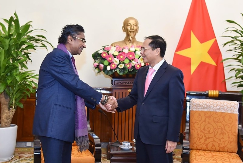 El canciller vietnamita Bui Thanh Son y el nuevo embajador de Sri Lanka en Vietnam, Sajeewa Umanga Mendis.