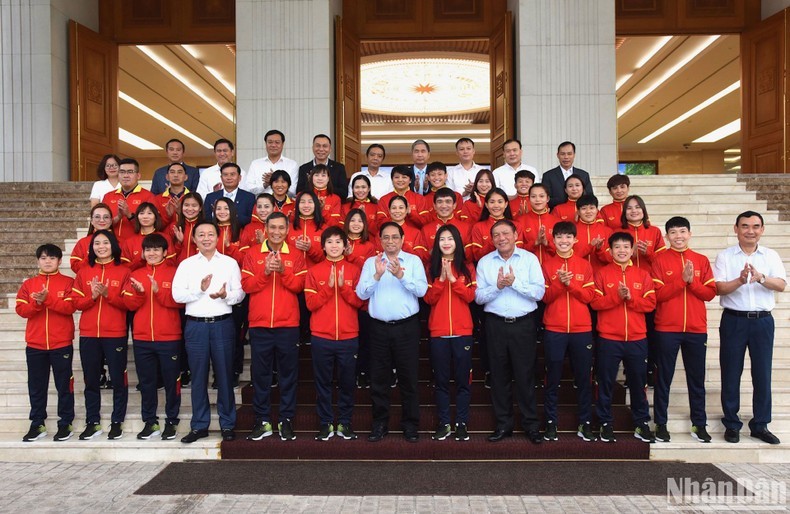 El primer ministro vietnamita, Pham Minh Chinh, y las jugadoras de la selección femenina de fútbol de Vietnam. (Fotografía: Nhan Dan)
