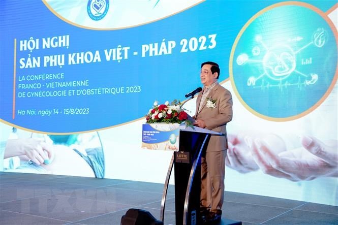 El jefe del Departamento de Examen y Tratamiento Médico del Ministerio de Salud, Luong Ngoc Khue, habla en el evento. (Fotografía: VNA)