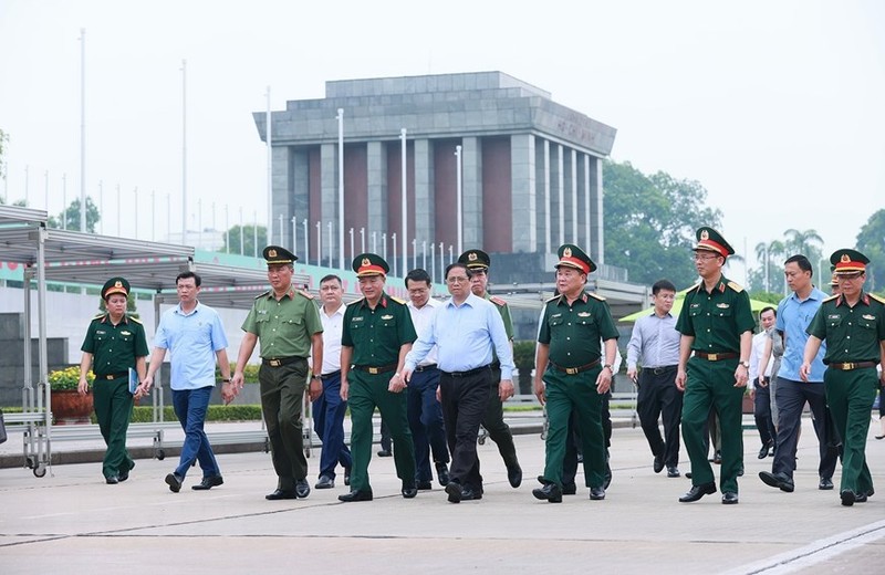 El primer ministro vietnamita, Pham Minh Chinh, inspeccionó el trabajo de restauración periódico del Mausoleo del Presidente Ho Chi Minh. (Fotografía:VNA)