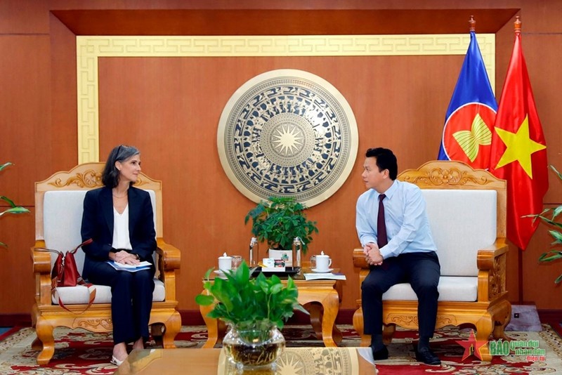 El ministro de Recursos Naturales y Medio Ambiente de Vietnam, Dang Quoc Khanh, y la jefa en Vietnam del Programa de las Naciones Unidas para el Desarrollo (PNUD), Ramla Khalidi.