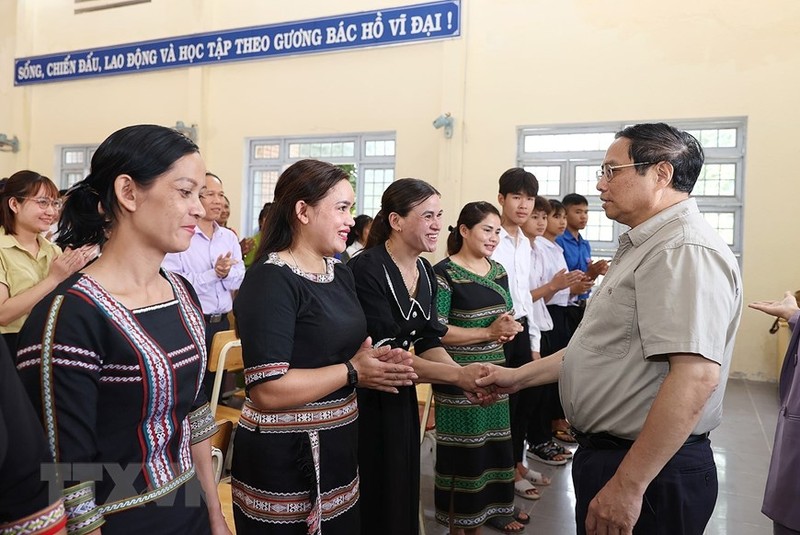 El primer ministro Pham Minh Chinh visita a los maestros del Internado de minorías étnicas de Tu Mo Rong. (Fotografía: VNA)