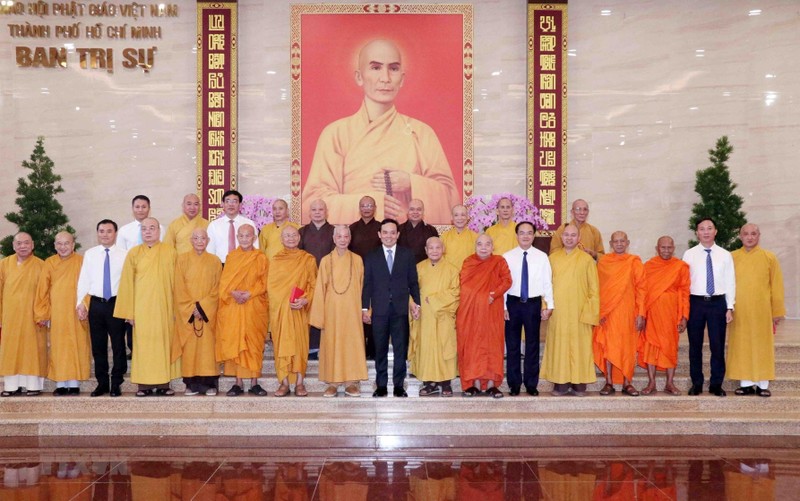 El viceprimer ministro Tran Luu Quang y los venerables de la Sangha Budista de Vietnam. (Fotografía: VNA)